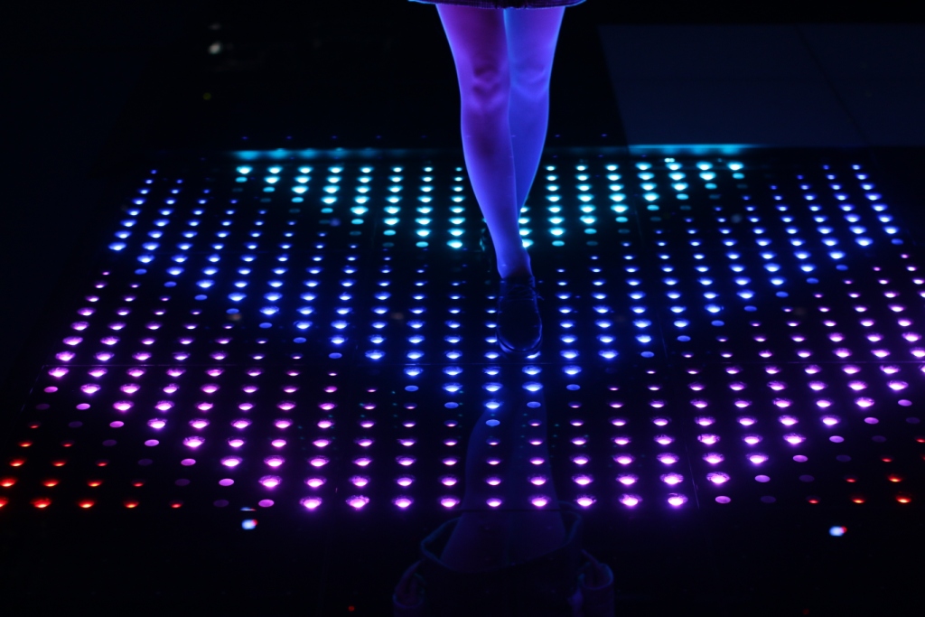 LED Dance Floor:2x2ft size, 8x8 pixels, Wireless Magnet connect